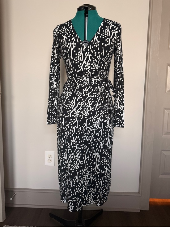 Diane Von Furstenberg Dresses & Skirts - Diane Von Furstenberg Black and White Long Sleeve Wrap Dress